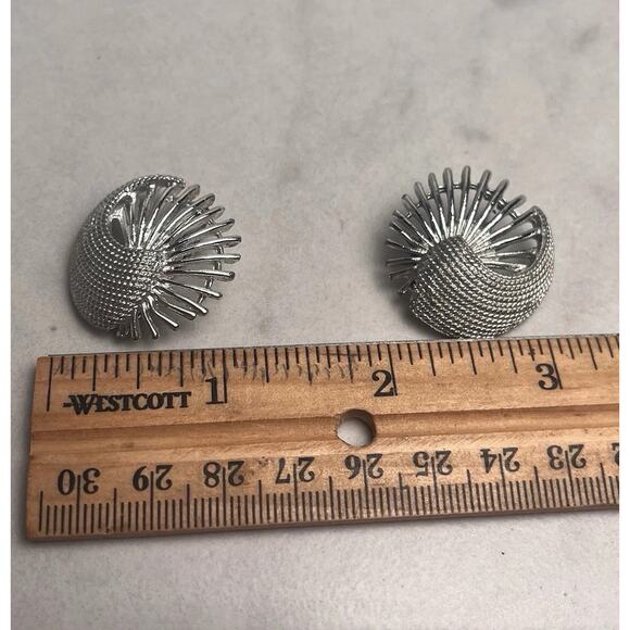 Vintage Fan Clip On Earrings Round 1" Silver Tone Sarah Coventry Statement 1980s - Picture 9 of 9